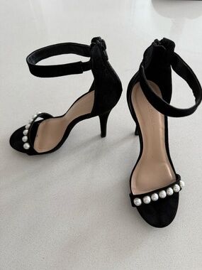 NWOT Black Faux Suede Pearl Strap Size 9 4.5” Heel Elegant Dress Stiletto Heel